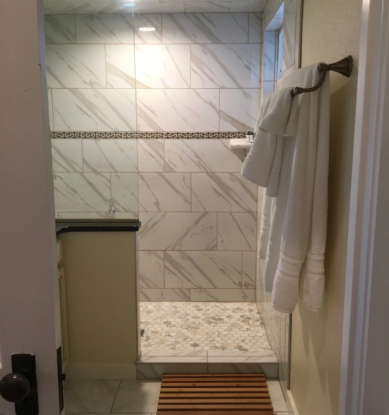 Ducha con azulejos de apariencia de mármol